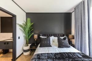 En eller flere senge i et værelse på The Archetype - Nine Palms Luxury Apartments