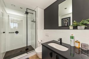 Et badeværelse på The Archetype - Nine Palms Luxury Apartments