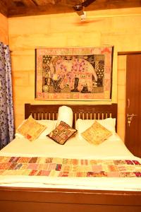 Postel nebo postele na pokoji v ubytování Hotel Fotiya jaisalmer
