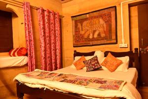 Postel nebo postele na pokoji v ubytování Hotel Fotiya jaisalmer