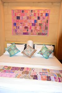 Postel nebo postele na pokoji v ubytování Hotel Fotiya jaisalmer
