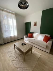 salon z białą kanapą i stolikiem kawowym w obiekcie City Nest Cosy et Spacieux w mieście Le Péage-de-Roussillon