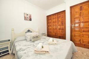 Un dormitorio con una cama con toallas. en Waves of Tranquility Residence, en San Miguel de Abona