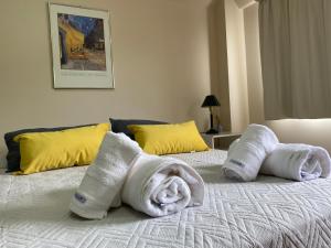 two towels on a bed in a bedroom at Nido del Cormorán in Ushuaia