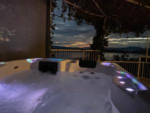 una bañera de hidromasaje con vista al agua en Guest House Lili, en Dramalj