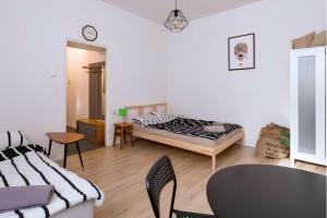pokój z dwoma łóżkami, stołem i krzesłami w obiekcie Rynek - Oławska Apartment - 50 metrów do Rynku - Old Market Square we Wrocławiu