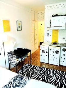 a bedroom with a desk and a zebra print rug at Appartement entier à Neuilly-sur-Seine in Neuilly-sur-Seine