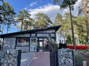 un edificio con la puerta abierta en un parque en Lena`s Ferienhaus, en Stüde 12 fotos más