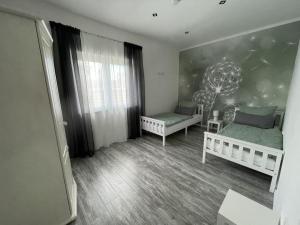 Una pequeña habitación con dos camas y una ventana. en Lena`s Ferienhaus, en Stüde