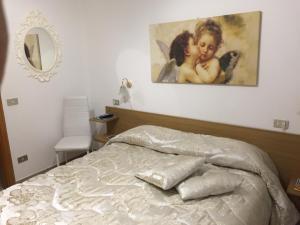 een slaapkamer met een bed en een schilderij aan de muur bij Casa Stefy Gubbio in Gubbio