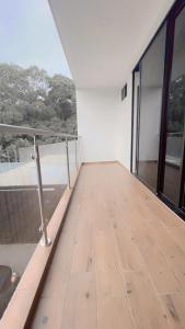 Un balcón de un edificio con suelo de madera. en Stylish house close to tourist attractions, en La Libertad