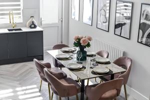 Χώρος καθιστικού στο The Ultimate Hangout 4BR Modern House with Garden +27 φωτογραφίες