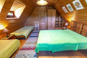 - une chambre avec 2 lits dans une cabane en bois dans l'établissement Drevenica Goralský Dvor, à Ždiar