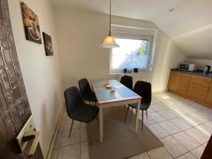 a kitchen and dining room with a table and chairs at Ferienwohnung an der Nordsee in Schortens