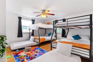Katil atau katil-katil dalam bilik di 5BDRM 10BD with King BBQ Patio 1 MIN walk Carson ST