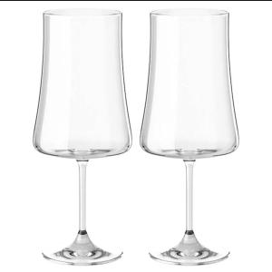 a pair of wine glasses isolated on a white background at Pôr do sol 300 metros do centro in Pato Branco