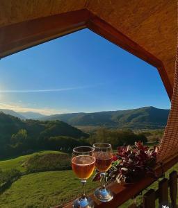 Vista generica sulle montagne o vista sulle montagne dall'interno della casa vacanze
