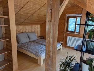 Кровать или кровати в номере Eigene Etage im charmanten Holzhaus