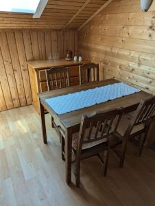 Фотография из галереи Eigene Etage im charmanten Holzhaus в городе Мисбах