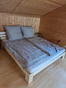 Кровать или кровати в номере Eigene Etage im charmanten Holzhaus +5 фотографий