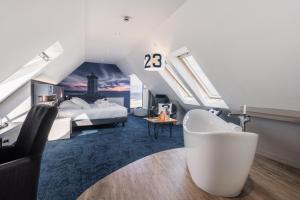 Posezení v ubytování Hostellerie de la Pointe Saint-Mathieu - SPA & Restaurant