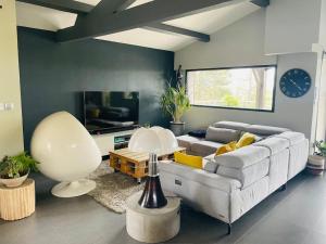 Posezení v ubytování Villa 250 m2, piscine à 10 minutes de Toulouse