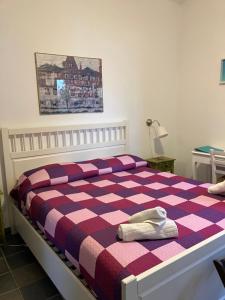 une chambre avec un lit avec une couverture à carreaux dans l'établissement Baglio La Luna - B&B, à San Vito Lo Capo 39 autres photos