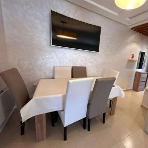 TV a/nebo společenská místnost v ubytování Jolie appartement à Ifrane calme et spacieux