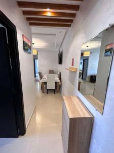 TV a/nebo společenská místnost v ubytování Jolie appartement à Ifrane calme et spacieux