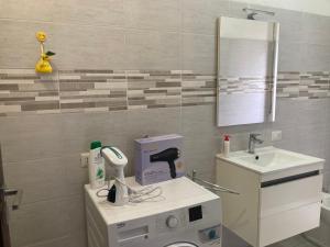 a bathroom with a sink and a mirror at Casa Chiara tra Saronno e Milano in Saronno +23 photos