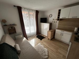 a living room with a black cat sitting on the floor at Studio Risoul 1850 in Risoul
