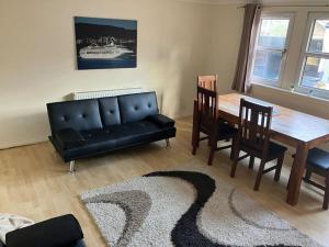 Posezení v ubytování Cosy, convenient, sought after location with private parking