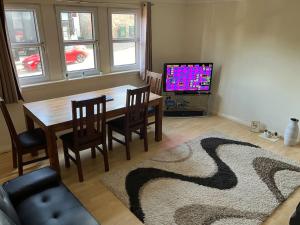 TV a/nebo společenská místnost v ubytování Cosy, convenient, sought after location with private parking