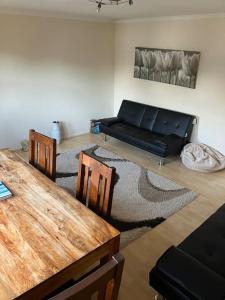 Posezení v ubytování Cosy, convenient, sought after location with private parking