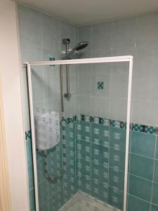 Koupelna v ubytování Cosy, convenient, sought after location with private parking