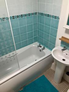 Koupelna v ubytování Cosy, convenient, sought after location with private parking