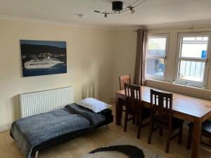 Posezení v ubytování Cosy, convenient, sought after location with private parking