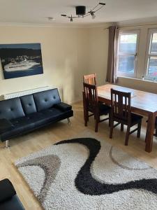 Posezení v ubytování Cosy, convenient, sought after location with private parking