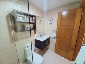 Koupelna v ubytování Las Olas, Juan Dolio 2bed2bath Condo
