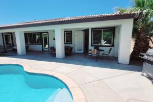 インディオにあるSplendid Vacation Home! Pool, Spa, 2 masters!のプールとパティオのある家