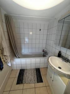 a bathroom with a bath tub and a sink at T1 Tout confort aux porte de Strasbourg in Strasbourg