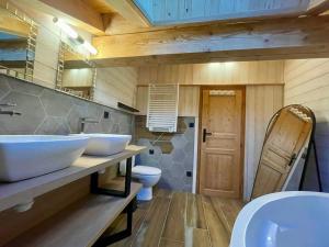 O baie la Le Tout Schuss Chalet, SPA Privé, piste de ski à 100m +41 fotografii