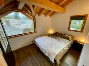 Un pat sau paturi într-o cameră la Le Tout Schuss Chalet, SPA Privé, piste de ski à 100m