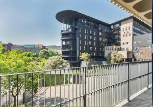 Μπαλκόνι ή βεράντα στο Sandton City Splendid Apartment 009 Power & Water Backup