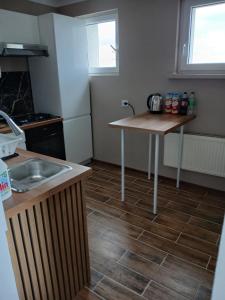 O bucătărie sau chicinetă la Apartament 8 Piętro