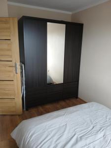 Un pat sau paturi într-o cameră la Apartament 8 Piętro