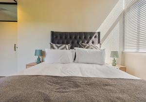 Ένα ή περισσότερα κρεβάτια σε δωμάτιο στο Sandton City Splendid Apartment 009 Power & Water Backup +48 φωτογραφίες