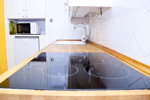 ポラ・デ・レナにあるLa casa'l cantirínのシンクと電子レンジ付きのキッチン