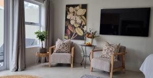 Телевизор и/или развлекательный центр в C'est la Vie 2