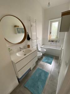 Koupelna v ubytování Francigena house + 37 fotografií